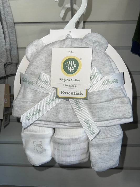 A set of 2 warm hats and 3 pairs of mats for baby with bears and classic grays