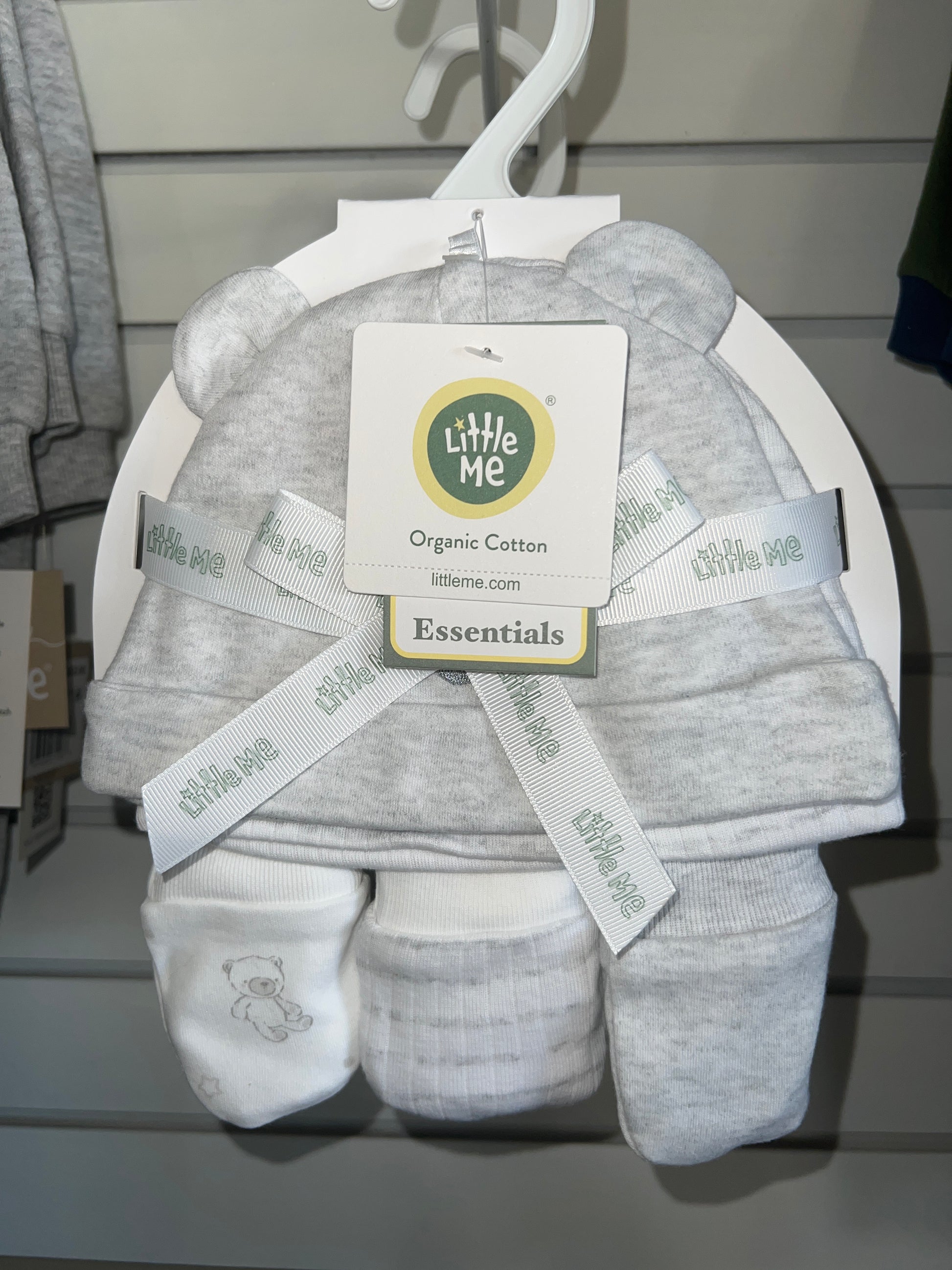 A set of 2 warm hats and 3 pairs of mats for baby with bears and classic grays